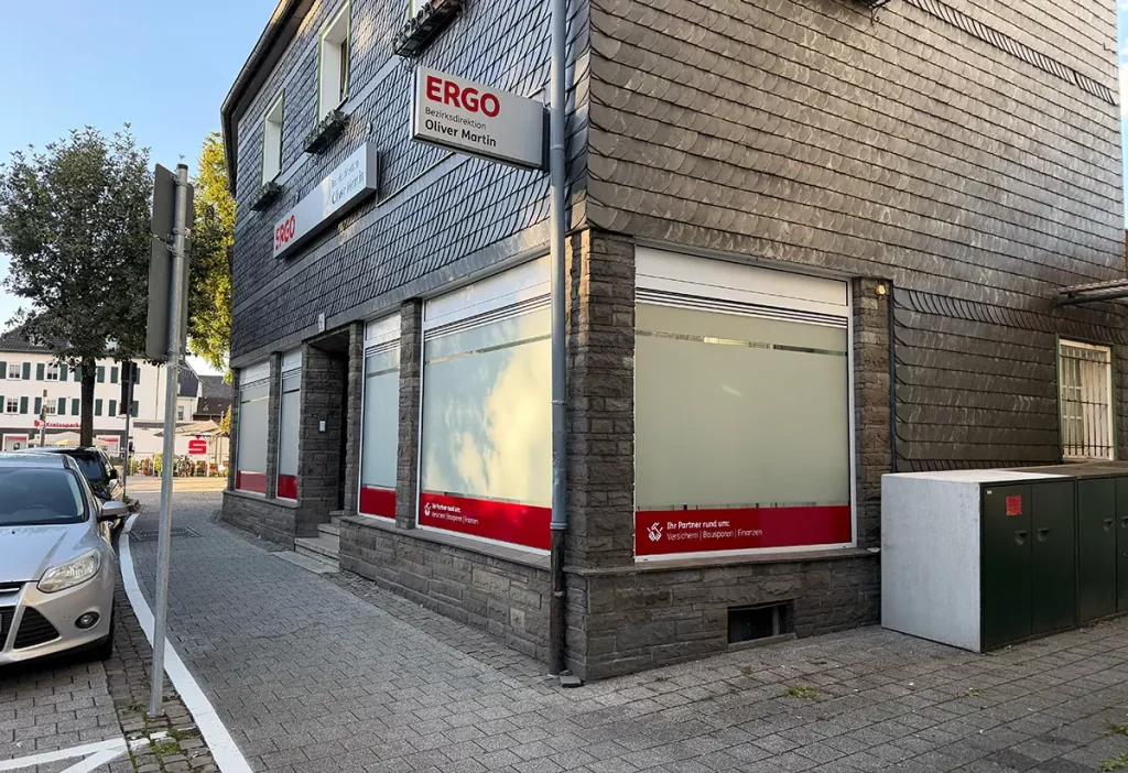 Schaufensterbeklebung mit Milchglasfolie und rotem Druckband, ERGO Bezirksdirektion Oliver Martin, Wipperfürth