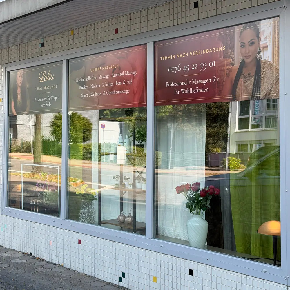 Schaufensterfolierung mit Digitaldruck für Laliu Thai-Massage, Wipperfürth