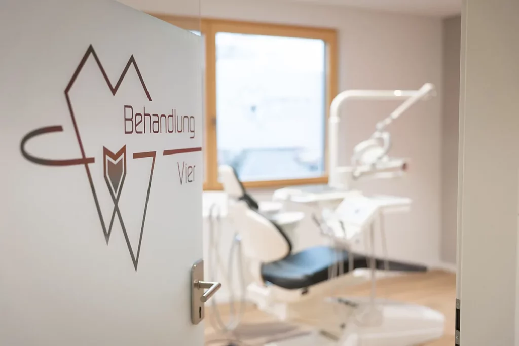 Türbeschriftung Behandlung Vier, Praxis Dr. Mintzlaff, Königswinter