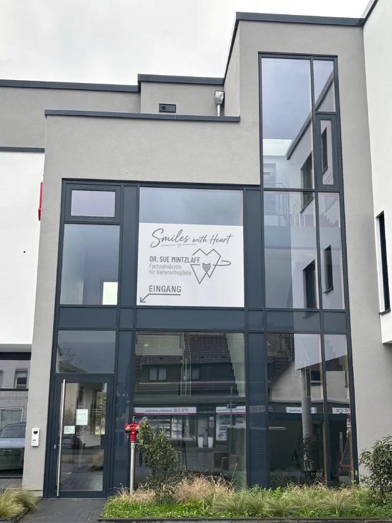 Fassadenverglasung mit gedruckter Milchglasfolie, Kieferorthopädie Dr. Mintzlaff, Königswinter