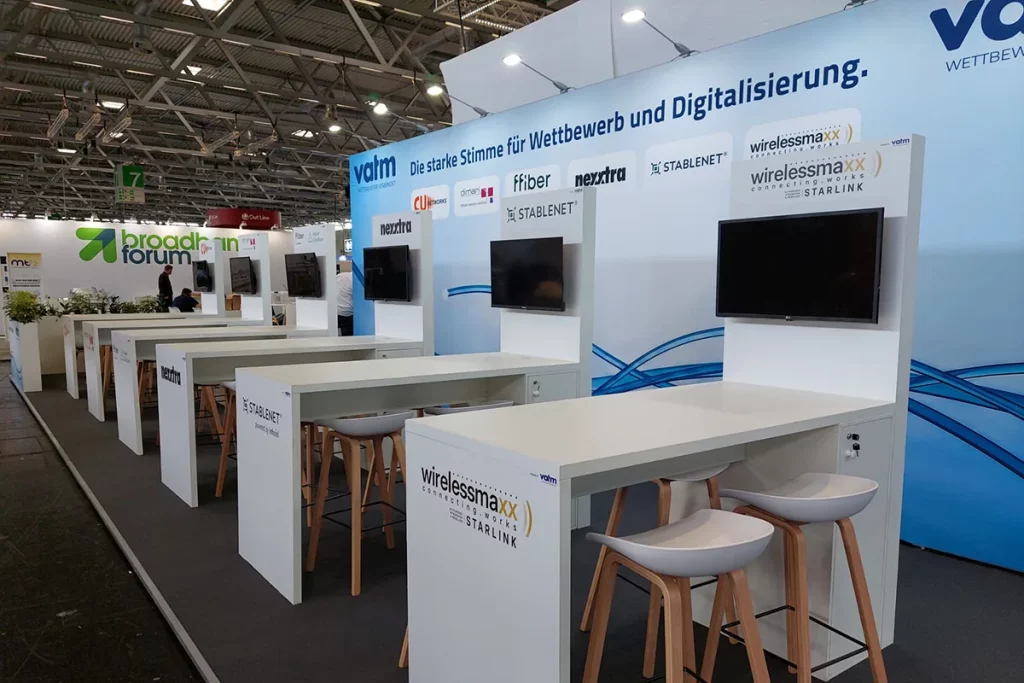 Messestand VATM in Köln: Folienplotts auf Messewänden und Thekenfronten